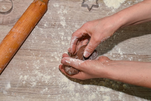 mâini frământând aluat rustic